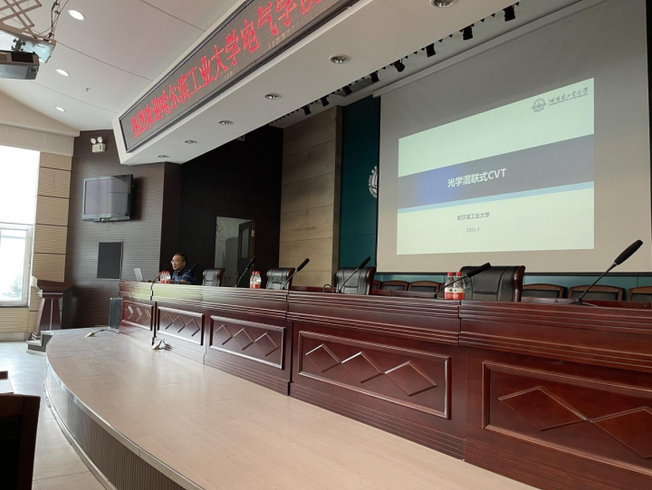 1622700886466934.png 张国庆副教授作报告.png